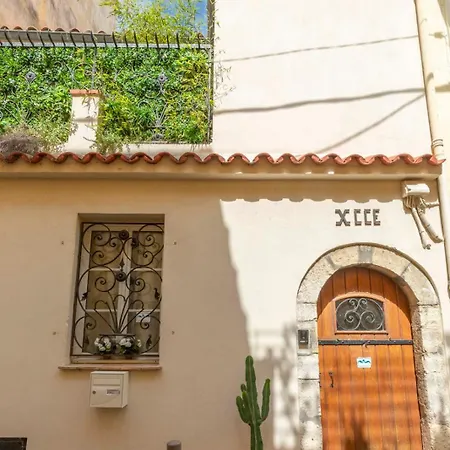 Modern Townhouse With Terrace & Parking In The Heart Of Old Antibes *