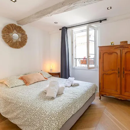 Modern Townhouse With Terrace & Parking In The Heart Of Old Antibes *
